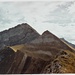 Rückblick vom Chilchhorn : Hoch oben Hohwang, rechts davor der Stand - durch dessen Flanke unterhalb der Felswand quert der Wanderweg - und links besonnt der Golitschepass mit dem niedlichen Golitschehöri anbei.