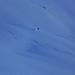 Ein Snowboarder fährt die Piz Danis Nordflanke hinunter.