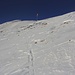 Der Wegweiser steht etwa 15 Höhenmeter unerhalb des Gipfels vom Piz Raschil / Stätzer Horn (2574,5m).