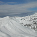 A sinistra,la vetta della Cima di Piazzo (si vedono le tracce degli sci alpinisti) e a destra il Pizzo tre Signori
