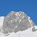 Der Altmann im Zoom mit dem Schaffhauser Kamin rechts und dem Südkamin links. Das Schaffhauser Kamin scheint von unten her einschließlich der Schlüsselstelle am Einstieg mit Schnee aufgefüllt zu sein.