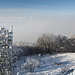 Milešovka - Ausblick vom Aussichtsturm. Auch einige Anlagen der meteorologischen Station sind zu sehen. 