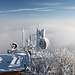 Milešovka - Ausblick vom Aussichtsturm. Zu sehen: der unmittelbare Gipfelbereich. Und: ganz viel Nebel.
