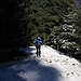 Als der Weg von der Forststraße steiler ansteigend links in den Wald abzweigt, müssen wir die Skier sogar tragen. <br /><br />Quando il sentiero diventa più ripido a sinistra nel bosco bisogna perfino portare i nostri sci.