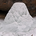 bizarres Eisgebilde, geformt von einem kleinen Wasserfall