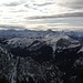 Die westlichen Österreicher Alpen (und vermutlich irgendwo im Hintergrund rechts auch noch ein paar Schweizer Gipfel)