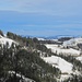 auf den Högern - über den Gräben: Blick an Ober Chüebisegg (li) vorbei zu den Weilern Riedegg und Hinderchamme