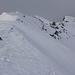 In der Hälfte verengt sich der Piz Tomül Südostgrat etwas aber ist dennoch gut mit Ski zu begehen. Im Hintergrund steht der Gipfel des Piz Tomüls / Wissensteinhorn (2945,9m).