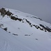 Nach dem Aufstieg über den Südostgrat steht man direkt vor dem Gipfelaufbau des Piz Tomüls / Wissensteinhorn (2945,9m). Der Gipfel wird über den Rücken bestiegen nachdem man eine Mulde überquert hat. Nach Querung der Mulde liess ich die Ski zurück und stieg zu Fuss auf den Gipfel um meine Ski wegen vielen hervorragenden Steinen zu schonen.