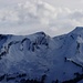 Schwalmis (2246 m) mit dem Arengrat, der von P. 2198 hinunterzieht. Weiter links P. 2209 über dem Hinter Jochli (2105 m). Dann der Risetenstock (2290 m), davor der Schinberg (2145 m). Hinter dem Risetenstock guckt der Uri Rotstock (2928 m) hervor.