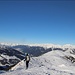 hoch überm Wipptal, rechts die Tuxer Alpen, hinten das Karwendel