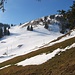 Blick über die schneebedeckten Almwiesen der Inneralp Richtung Chamm/Dürrenegg