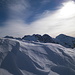 Dietro l’ondulata cresta nevosa emergono il Pizzo Bareta E, la Punta di Stou ed il Molare