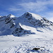 Blick vom Steinmann Tschimas da Muottas (P.2821) zu unseren beiden Tageszielen, der Aufstieg erfolgt über die steile Westflanke welche vom Sattel zwischen den beiden Gipfeln nach rechts herunterzieht