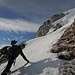 Rauf geht es zum Schiberg Südgipfel mit Snowboard auf dem Rücken