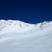 S-Grat des Piz Cavel. Wirkt auf dem Foto extrem flach. Wir sind in der rechten Bildhälfte den Schnee hoch auf den Grat, dann auf diesem zum Gipfel (nicht im Bild).