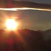 Sonnenaufgang bei Orkanböen auf den Berggipfeln.<br /><br />Sorgere del sole con raffiche di vento violente sulle cime.