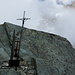 Das ausgefallene Gipfelkreuz auf der Punta Rossa.