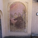 L'affresco del sec. XVII raffigurante San Francesco e due angeli situato accanto al portale del convento.