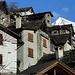 Dicht an dicht drängeln sich die Tessiner Steinhäuser an den steilen Hängen in Busada. Im Hintergrund der Pizzo di Vogorno.