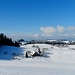 Blick über Hölzler, Hinderzälg und und Ischlag (Mitte bis rechts) zum wolkenverhangenen Jura