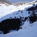 Eine der Stellen, wo ausrutschen nicht gut wäre - Tiefblick aus einer Querung an der schneereichen Nordseite des Rätzelengrats.