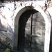 Vecchio portale e affresco sulla sinistra