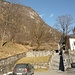 Am Ausgangspunkt - Kirche von Lostallo; im Hintergrund, oben am Bildrand, das Ziel für heute: der obere Grat bei der Alp Orgio