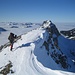 mit Steigeisen im hart gefrorenen Firn am Grat des Brentenjoch - in Bildmitte der Aggenstein