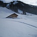 Entschenalp (1380 m) im Schneehang - davor Snowboard-Spuren