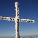 Verschneites Gipfelkreuz