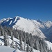 Die Berge über dem Karwendeltal präsentieren sich in winterlichem Schneegewand ....
