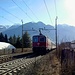 Weil der Übergang von der Schweizer Fahrleitungsspannung (15'000 V AC) zur Italienischen (3000 V DC) mitten im Bahnhof Domodossola erfolgt (siehe <a href="http://www.hikr.org/gallery/photo48747.html?post_id=6541#1">hier</a>), müssen die Loks der Schweizer Pendelzüge stets auf der «Schweizer Seite» angebracht sein. Diese Re4/4 schiebt also ihren Zug.