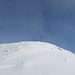 Ein Kreuz oberhalb der Alp Hinterofen. Hier ließen wir es angesichts der mühsamen Spurarbeit und des aus dem Tal heraufziehenden Nebels gut sein