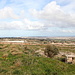 Ta' Dmejrek - Ausblick im Gipfelbereich # 3, in etwa nördliche/nordöstliche Richtung. Links sind Buskett und der Verdala-Palast (Il-Palazz Verdala / Verdala Palace) zu sehen. Rechts geht der Blick über das Steinbruchgelände in Richtung der dicht besiedelten Gebiete um Valletta.