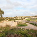 Unterwegs bei Salib tal-Għolja / Laferla Cross (Rückweg) - Rückblick über die mit den typischen Trockenmauern eingezäunten Gärten und Felder. Das Laferla-Kreuz ist im Hintergund (links) kaum noch zu erahnen.