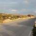 Ta' Dmejrek - Blick auf die Umgebung des "Gipfels" # 4. Hinten ist der Scheitelpunkt der Straße zu erkennen, sozusagen "Maltas höchster Pass" ;-). Der höchste Punkt des Landes befindet auf dem Gelände nordöstlich (links) der Straße. Ganz links ist eine Zufahrt zum Gelände bzw. in den Steinbruch zu erahnen.