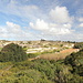 Għar Mundu - Der Ausgangspunkt unserer Wanderung befindet sich an der Bushaltestelle "Mundu". Vom benachbarten Parkplatz aus blicken wir über landwirtschaftlich genutztes, terrassiertes Gelände. Unser Rückweg wird uns später u. a. auch in der Nähe des Windrads vorbeiführen, welches links am Horizont zu erahnen ist.