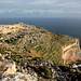 An der Steilküste unweit von Ta' Dmejrek - Ausblick. Hinten ist die etwa südlich gelegene Felsinsel Filfla zu sehen.