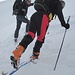 Marco mostra ad Alberto la tecnica del dietro-front con gamba tesa per la rotazione dello sci attorno allo scarpone