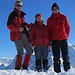 voller Genugtuung sind wir drei (in rot) auf dem Gipfel
