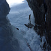 Heute problemlos: der 15m hohe Aufstieg vom Skidepot zum Grat, garniert mit zwei Fixseilen