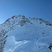 Guter Trittschnee in der NW-Flanke des Gross Leckihorn. Unsere Nachfolger sind mit den Skis beinahe bis zum Gipfel hoch.