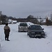 Weil ich wegen dem vielen Schnee im Dorf Коўшава (Koŭšava) nicht mehr weiter kam, musste ich nun eine Rückfahrgelegenheit nach Мінск (Minsk) finden. <br /><br />Wie durch ein Zufall bleb das dunkle Auto im Schnee stecken. Zuerst half ich Stossen was nichts brachte. Dann kan der Fahrer vom weissen Autohinzu und wersuchten gemeinsam das Auto auf die Strasse zu bringen was auch nicht gelang. Mit dem Abschlebseil zog Алег (Aleh) schliesslich den dunklen VW aus der misslichen Lage. Der VW-Fahrer fuhr mich dann bis zur Hauptstrasse wo mich Aleh eine Minuten später sah und mich gleich bis Дзяржынск (Dzjaržynsk) mitnahm. Besser hätte es nicht laufen, aber die Leute auf dem Land Weissrusslands sind ja sehr hilfsbereit - еще раз спасибо!