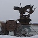 Мінск - Плошчы Незалежнасці (Minsk - Ploščy Nezaležasci).<br /><br />Auf dem Unabhängigkeitsplatz stehen drei bronzene Störche auf einer Glaskuppel. Der Schwarzstorch und das Wisent sind die Nationaltiere Weissrusslands. Im Vordergrund ist das Wappen der Stadt Minsk zu sehen.