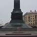 Мінск - Плошча Перамогі.<br />(Minsk - Plošča Peramohi).<br /><br />Unter dem Obelisk auf dem Siegesplatz brennt die Ewige Flamme die an die schweren Zeiten während der Nazi-Besatzung Weissrusslands erinnern soll. Minsk war 1100 Tage in den Händen der Nazis. Als die Rote Armee die Stadt am 3.7.1944 befreite war sie zu 95% dem Erdboden gleichgemacht. Neben der nahezu  totalen Zerstörung und wurden 70000 Einwohner ermordet, 400000 waren es sogar wenn man das Umland mit einbezieht. 
