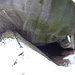 Das Hauptmundloch der Bellohöhle: Hier muss man etwa fünf Meter hinab klettern