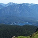 Ein Blick hinunter: Wälder und Seen Bayerns - fast wie in Canada