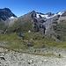 Wechsel vom Radl auf die Füsse - im untersten Teil des Aufstieges. Von links nach rechts: Mont Gele, Mont Avril, Grand Combin