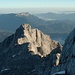 Rückblick von der Mittelspitze zum Hocheck. Im Hintergrund wie schon so oft der Untersberg mit dem Berchtesgadener Hochthron (1972m) links als höchstem Punkt und dem Salzburger Hochthron rechts (1852m)